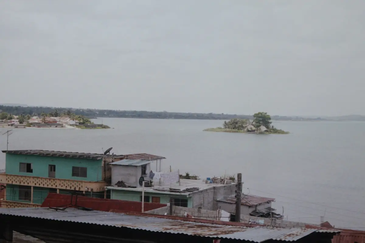 The lakefront of Flores