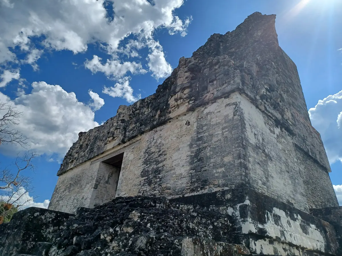 Der obere Tempel von Tempel II von unten gesehen